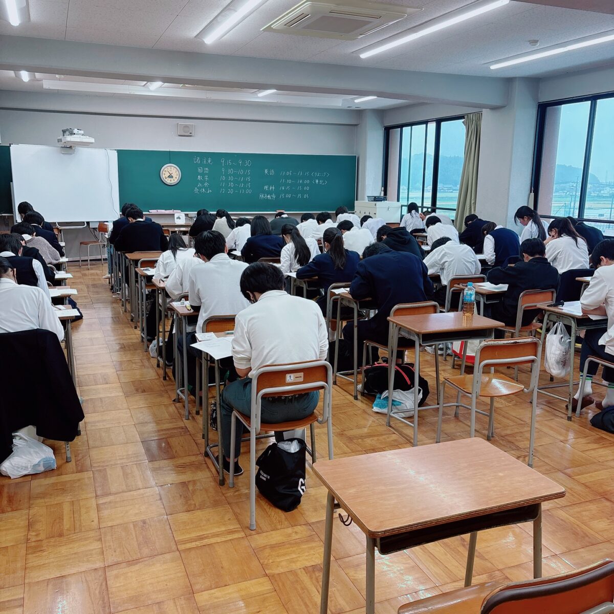 10月26日（日）
三重マーク模試が高田高校で開催されました！ 

いつもと違う会場、そして独特な雰囲気の中で行われたこの模試。

多くの中学3年生たちが集まり、普段は異なる中学校に通う生徒たちと一緒に受験することで、まさに本番に近いリアルな緊張感を味わうことができました。

朝から夕方まで、長い一日でしたが、みんな本当に頑張りましたね！
疲れも感じるけど、この経験がきっとこれからの自信につながるはず。
そして、模試が終わったら、結果を見直してさらにステップアップ！
 試験も大事だけど、そのあとどれだけ見直して勉強するかが勝負です！

来たるべき本番に向けて、次のステージに向かうために、引き続きがんばろう！

#Hero's