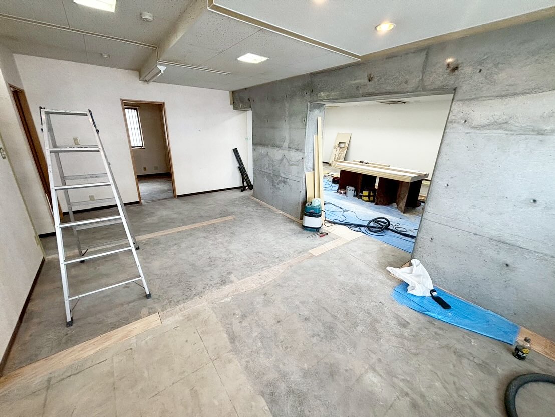 【河芸校 工事進捗のお知らせ🏗】

ただいま河芸校の工事が順調に進んでいます！
教室内は広く、授業や個別指導にもピッタリな環境を整備中です

生徒のみなさんに安心して学習できる空間をつくるため、講師一同しっかり準備しています
開校後は無料の学習相談や受験対策の指導も予定していますので、ぜひお気軽にお問い合わせください