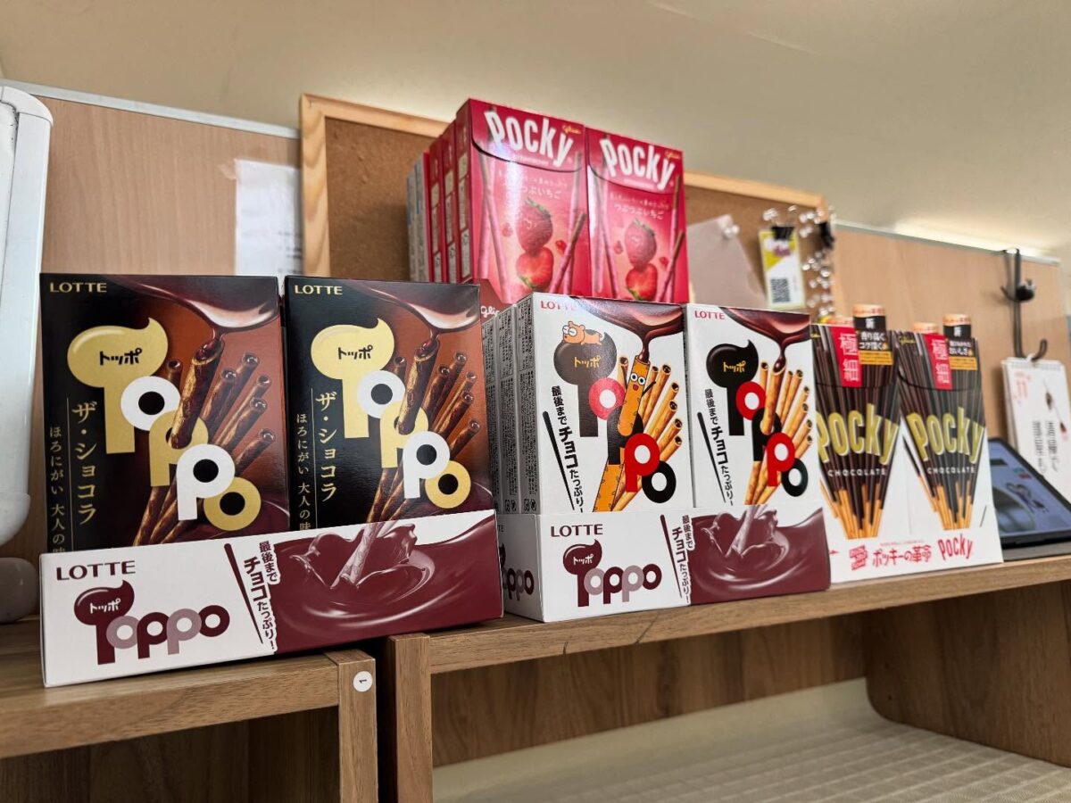 【Hero's津江戸橋校】

今日は１１月１１日
ポッキーの日です

今日授業があった生徒、先生や
自習に来た生徒にポッキーをプレゼント

人気の味はすぐになくなってしまうので、
かなりの争奪戦でした🫣🫣🫣

疲れた時は糖分チャージ🪫
もうすぐ期末テスト

明日からも頑張っていこう

#Hero's