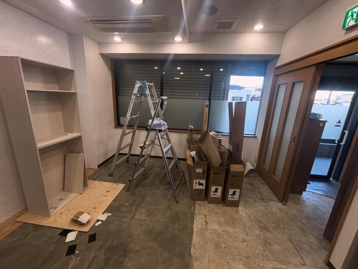 【開校準備、進行中！】

今日からいよいよ機材の搬入が始まりました！
まずは本棚と、生徒さんが使う椅子の組み立てを完了🪑

少しずつ教室の形が見えてきて、いよいよ授業を行う準備が整ってきました️
これから個別指導の空間として、生徒一人ひとりにしっかり向き合える学習環境をつくっていきます。

開校に向けて着々と準備中です
体験授業や新規生徒受付予定です！