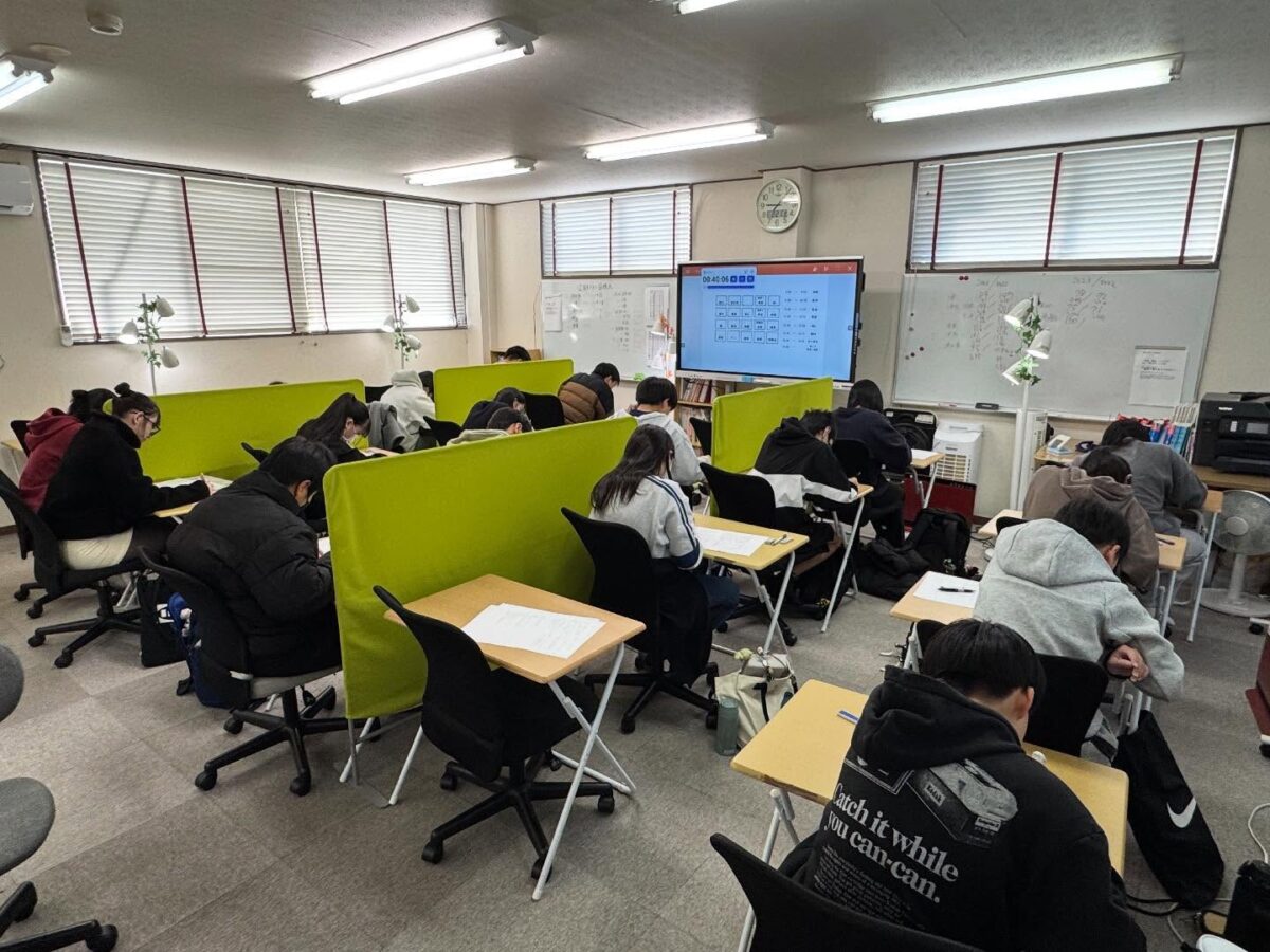 【Hero's津江戸橋校】

昨日は、
中学1・2年生のテスト対策過去問テストと、
中学３年生の公立過去問テストを実施しました

試験に向けて、
それぞれ目標を持ってテストを実施しました
目標点数に届いた生徒🧑‍
届かずに見直しを繰り返す生徒‍

それぞれが自分の課題に向き合って取り組む１日となりました❣️

２階では高校生もテスト対策や公立入試に向けた勉強中