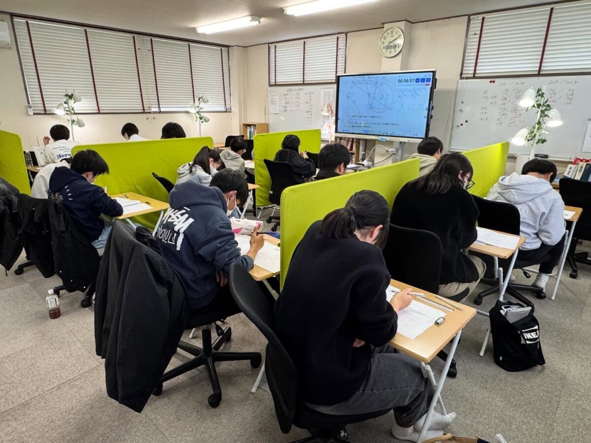 【Hero's津江戸橋校】️

１月の私立入試、
２月の前期試験を終え、
Hero's津江戸橋校では模擬試験スパート中🌪️

実際の公立高校の問題を使って、
時間を測りテストを実施しています️

また、作文やリスニング、英作文は対策授業も実施しながら
点数アップ️を目指しています

着実に点数が伸びて来て
志望校に届き始めた生徒も増えてきました

あとすこし、
ゴールに向かって突き進もう‍♂️