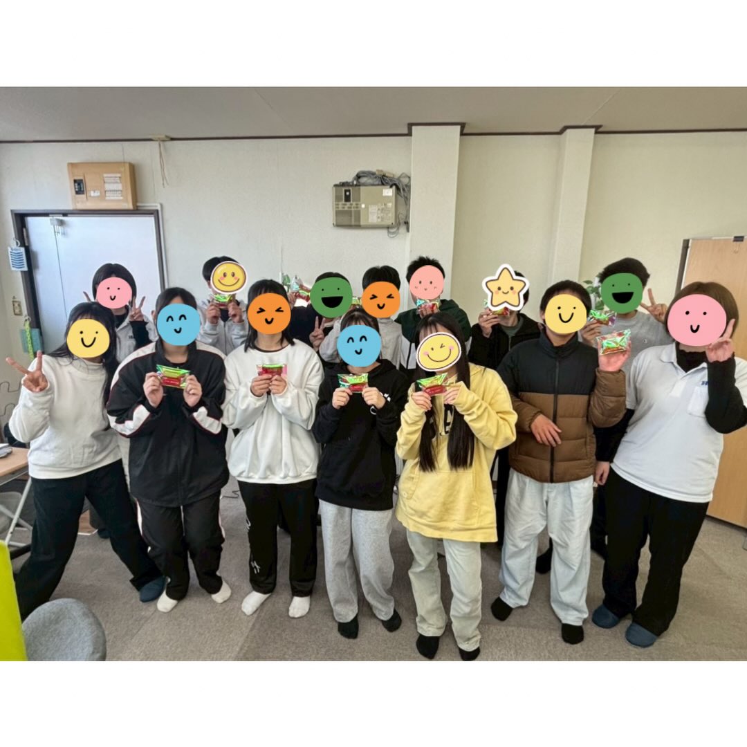 【Hero's津江戸橋校】

いよいよ今日は公立高校後期入試です
昨日まで頑張ってきた日々を糧にして、
全力で頑張ってきてほしいと思います❣️❣️

この土日（7・8日）は最後の大詰め
予想問題と見直し授業に取り組みました️
苦手な所や弱い問題を徹底的に総復習

先生たちからの愛️のこもったキットカットを持って
記念写真も一枚📸
私立試験や前期試験で抜けていく友達もいる中で
ここまで一緒によく頑張りました

昨日は最後の見直しDAY
早くから自習に来て臨む生徒も🧑‍
少し緊張している様子でしたが、
ここまで頑張れた自分を信じて
最後まで頑張ってください

ご家族と同じくらい君たちの合格を応援しています