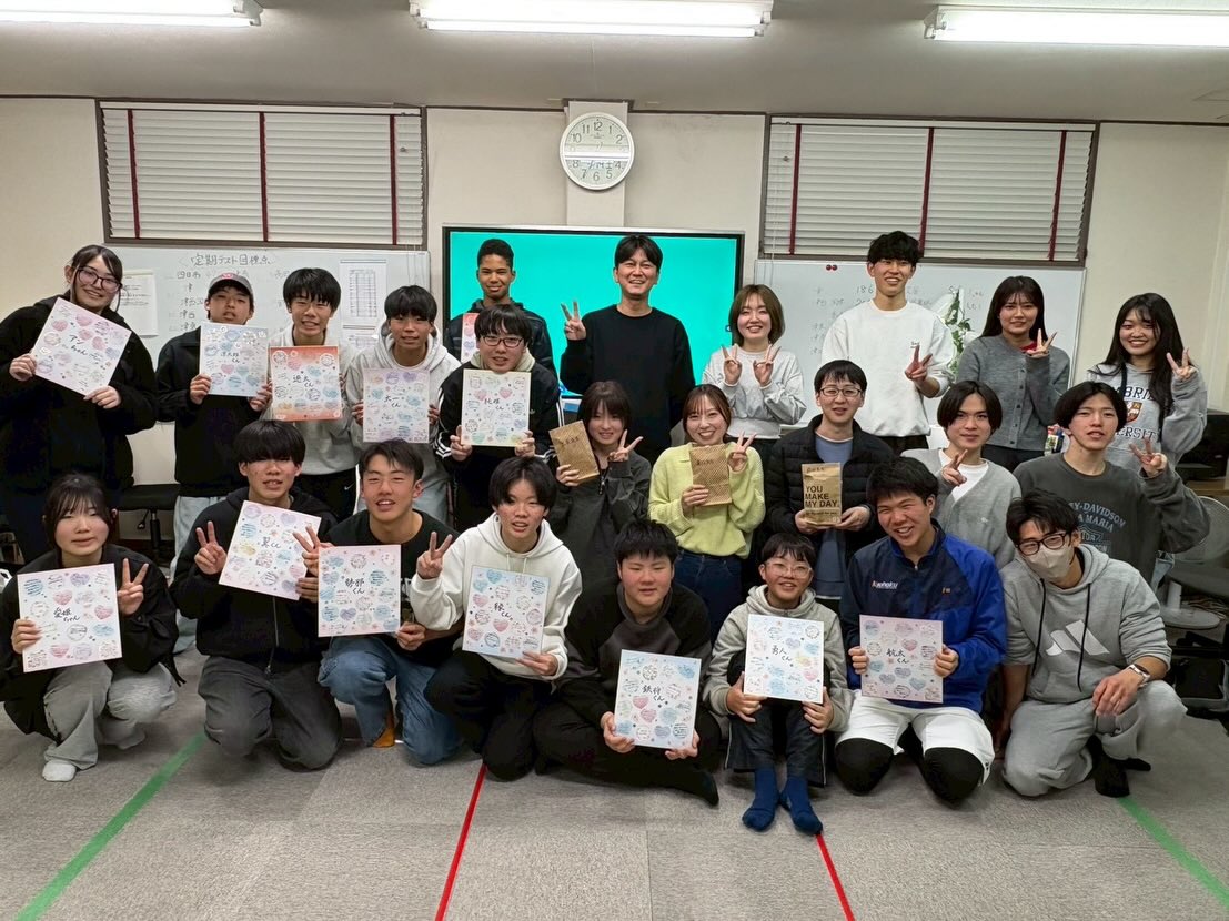 【Hero's津江戸橋校】

昨日は中学3年生と先生達とで、毎年恒例、
受験生活の一年を労うリフレッシュデーを実施しました❣️
全員参加とはなりませんでしたが、
ほとんど全員の生徒が参加してくれました

まずはみんなでボーリング
チーム対抗勝負を行いました
夏のリフレッシュデーの時より、
みんなちょっと上手くなっていました（笑）

ボーリングの後は結果発表会も実施
上位者＋特別賞の7人はプレゼントも獲得しました

ボーリングの後はHero's津江戸橋校に戻って、
チーム対抗ゲーム大会📸

今回のテーマは【副教科対決】️
体全身を使ってチームごとにガチ勝負です🎖️
Hero's津江戸橋校にはいろんな中学校から通塾してくれる
生徒がいますが学校の垣根を越えて
みんなで盛り上がりました❣️

最後には記念品と先生達からの寄せ書きをプレゼント
1年間本当によく頑張りました
自分たちの目標に向けて努力できたこと、
結果だけじゃなくてその過程も
これからの君たちの糧にしていってください
大切な一年をHero's津江戸橋校で
過ごしてくれてありがとう
ずっと応援しています

終了後は先生達でお疲れ様会❣️
今年で最後の先生達と一緒に
みんなで楽しくご飯を食べました

来週からは春季講習が始まります❣️
新年度に向けてしっかり準備していきましょう