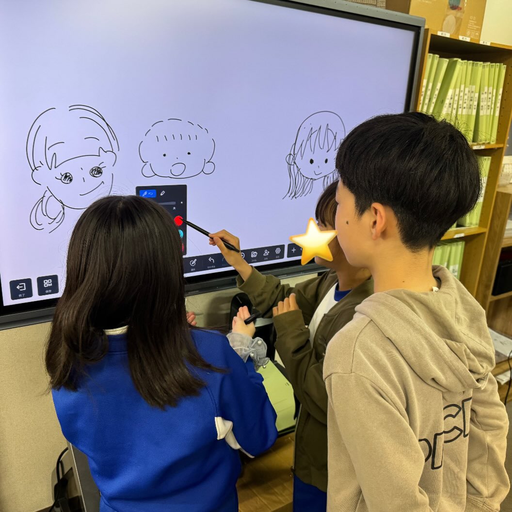 【Hero's津江戸橋校】🖼️



三重県津市にある個別指導塾Hero's津江戸橋校です❣️
今回も日常の一コマをお届けします

前回電子黒板でお絵描きをしていた中学生の女の子達に
ついて投稿しましたが、
小学生の子達もお絵描きが大好きです️

最初は今話題のボンボンドロップシールの話で
盛り上がっていたはずなのに、
少し目を離した間に電子黒板でお絵描きをしていました❣️

今回遊んでいた三人は、
北立誠小学校、安東小学校、三重大附属小学校と
みんなバラバラで、
それでも意気投合してワイワイ楽しそうに遊んでいました

今回も「何描いてるのー？？」と聞いてみたところ
「先生だよーー！！」ということで、、。

私のカメラフォルダーは📸
子供達の描いた絵でいっぱいです（笑）

今回の子達だけでなく、
Hero's津江戸橋校はたくさんの小学校・中学校・高校から
通ってもらっているため、
学校を超えたお友達の繋がりが広がっていくのも
魅力の一つなのかな💭💭と思っています🥰🥰

一度Hero's津江戸橋校に遊びに来てくださいね❣️