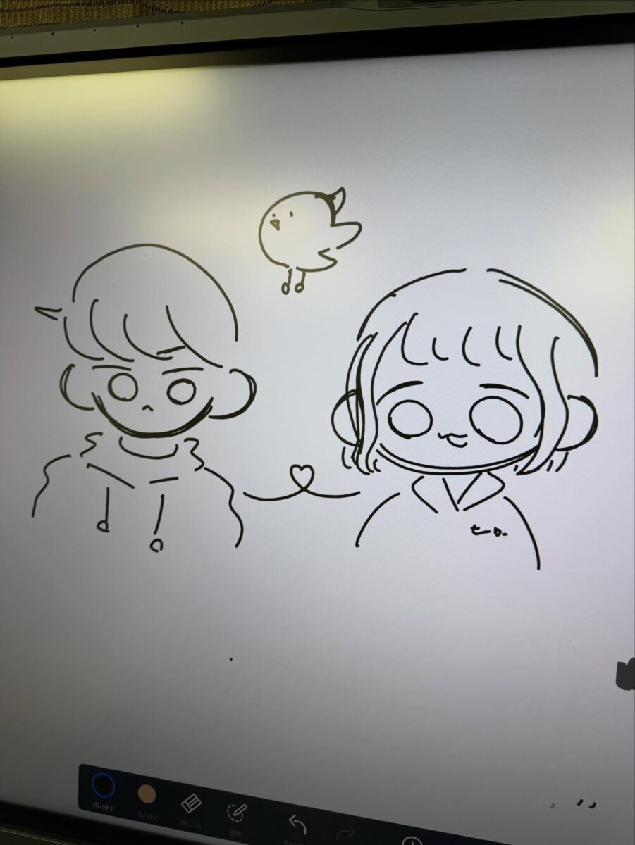 【Hero's津江戸橋校】🖼️



三重県津市にある個別指導塾Hero's津江戸橋校です❣️
今回は日常の一コマをお届けします

江戸橋校の生徒たちは電子黒板が大好きです
小学生から中学生、たまに高校生も
近寄ってきては絵を描いています🧑‍🧑‍

テスト期間になると漢字テストを出し合ったり、
授業で数式を書くのに使ったり、と
大活躍な電子黒板です🖊️

今日も中学生の女の子たちが集まって
絵を描いていたのですが、、
何やらこちらをじーーーっと見ていました

🧑‍「ずっとこっち見てどーしたんー？」
🧒「先生、髪切ったよねーー」

くすくす笑いながら絵を描いていたので見ていたら、

「先生見てー！！」

と、どうやら私を描いてくれていたようです（笑）

その後も休み時間の度に色を塗ったり、消したり、
書き加えたりして、最終完成形がこちらです‍♀️

勉強する時はもちろん真剣に❣️
休憩時間はメリハリつけてしっかり休む️

今日も楽しそうな生徒たちを見て、
私までほっこりした1日でした

今週で春季講習も終了し、
早いところは単元テストを実施した学校もあったみたいです

新学期、しっかり準備していきましょう